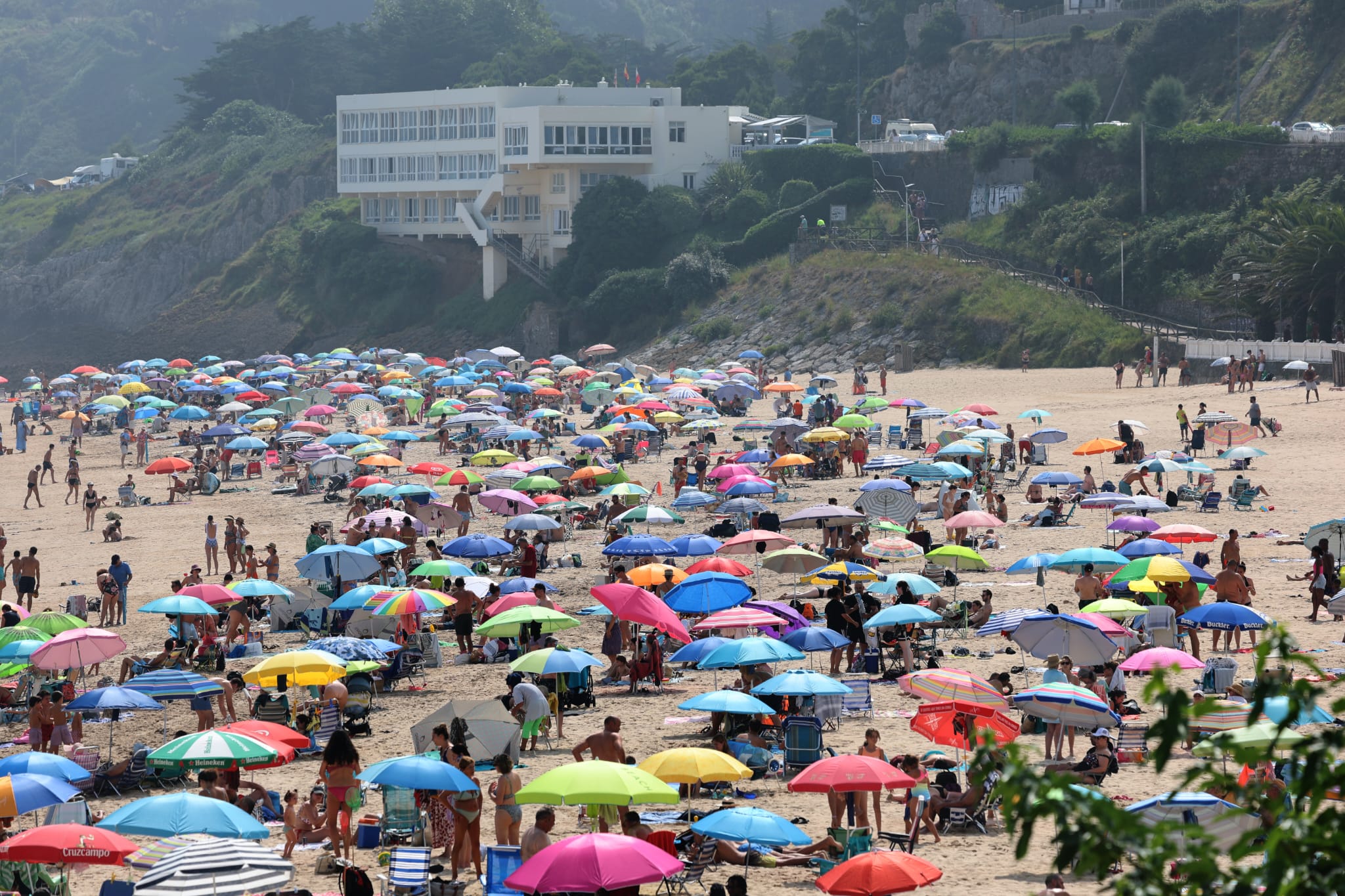 La playa de Comillas este viernes en la mañana.