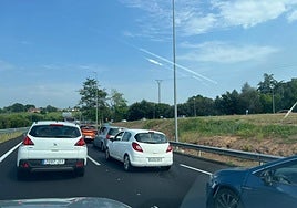 Decenas de vehículos permanecen atrapados en el embudo formado a la entrada de Polanco