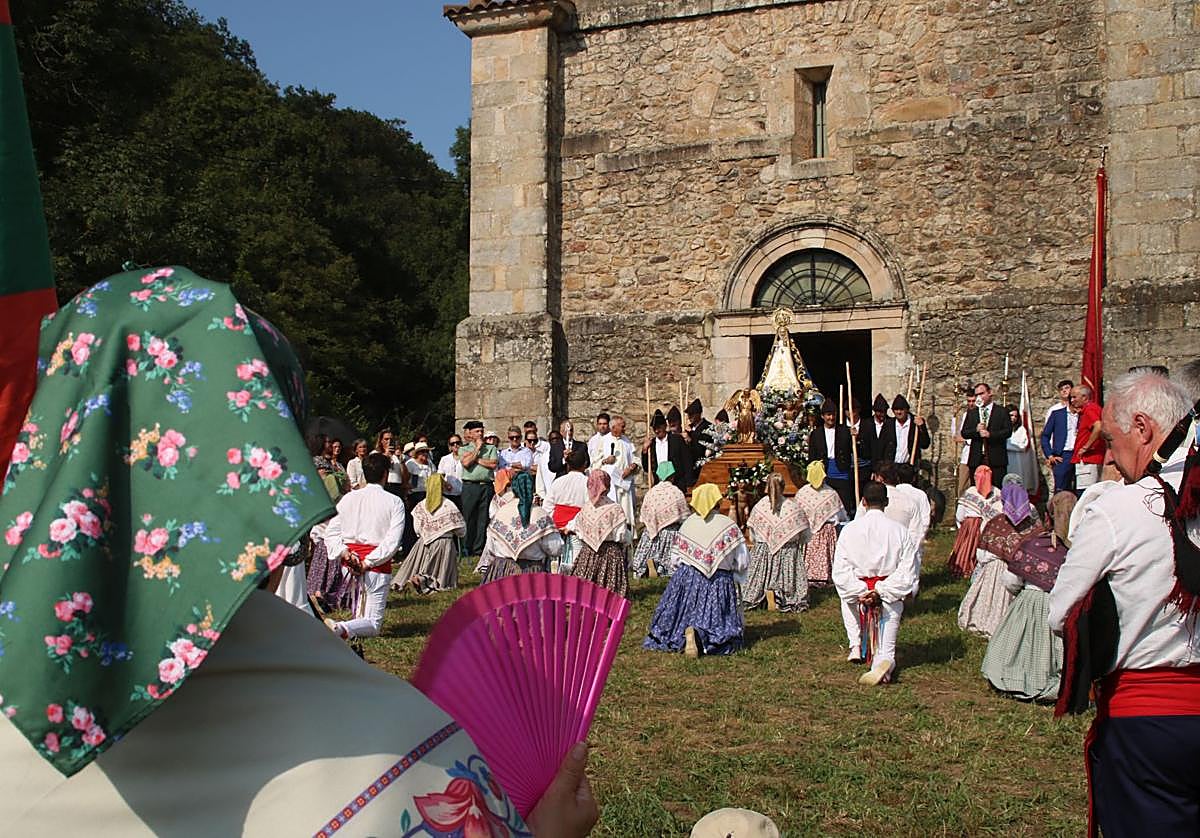 Una de las asistentes se abanica durante la parte final de la romería.
