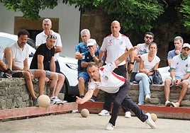 Óscar González lanza una bola en esta primera jornada del Nacional de parejas.