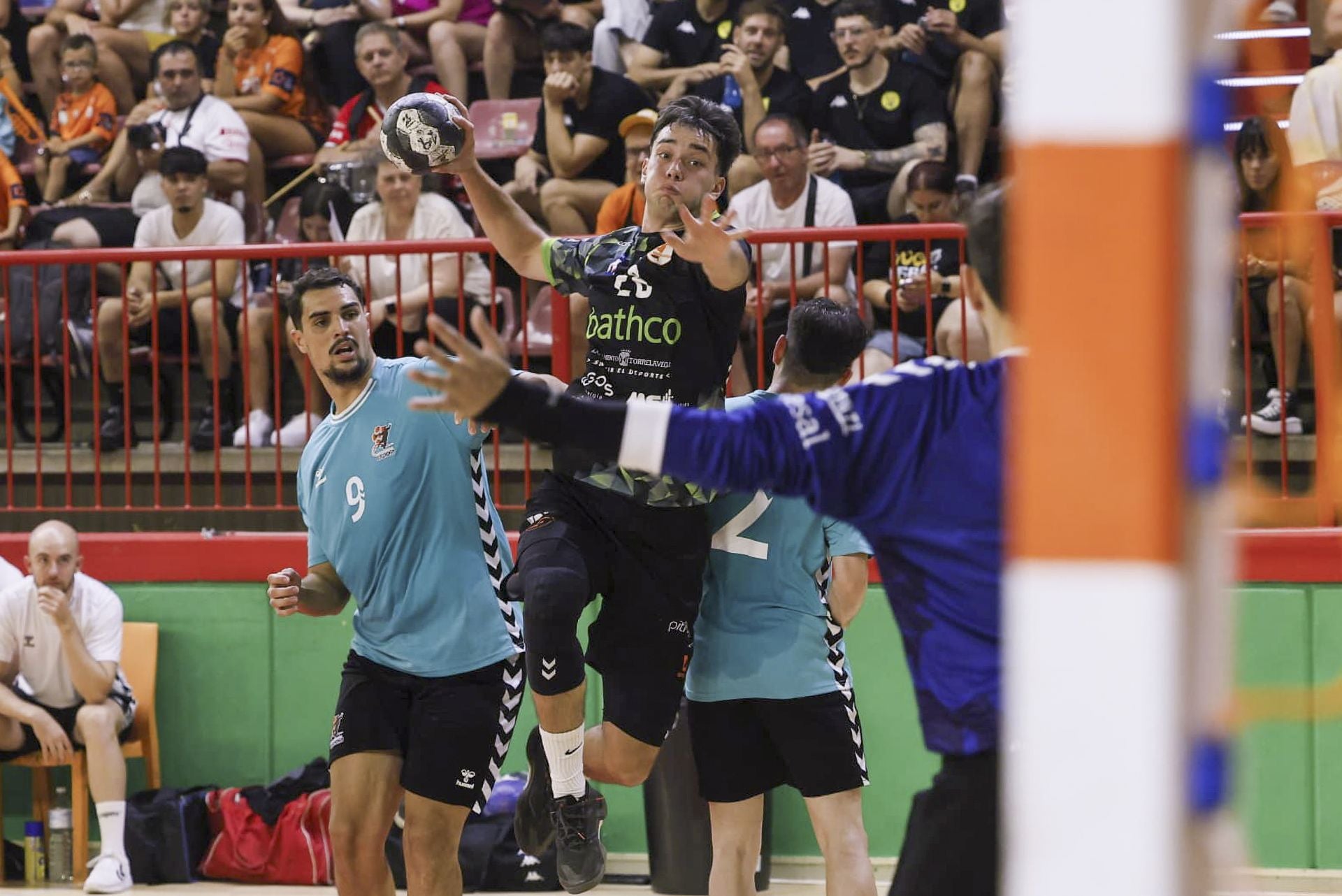 Marko Jurkovic, central del Bathco, dispara a portería en el partido de semifinales ante Burgos.