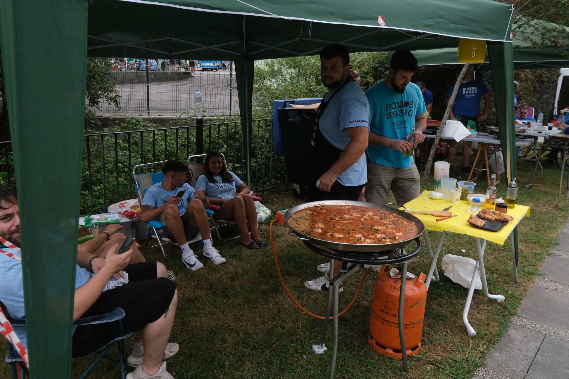 Peñas cocinando en su cocina portátil.