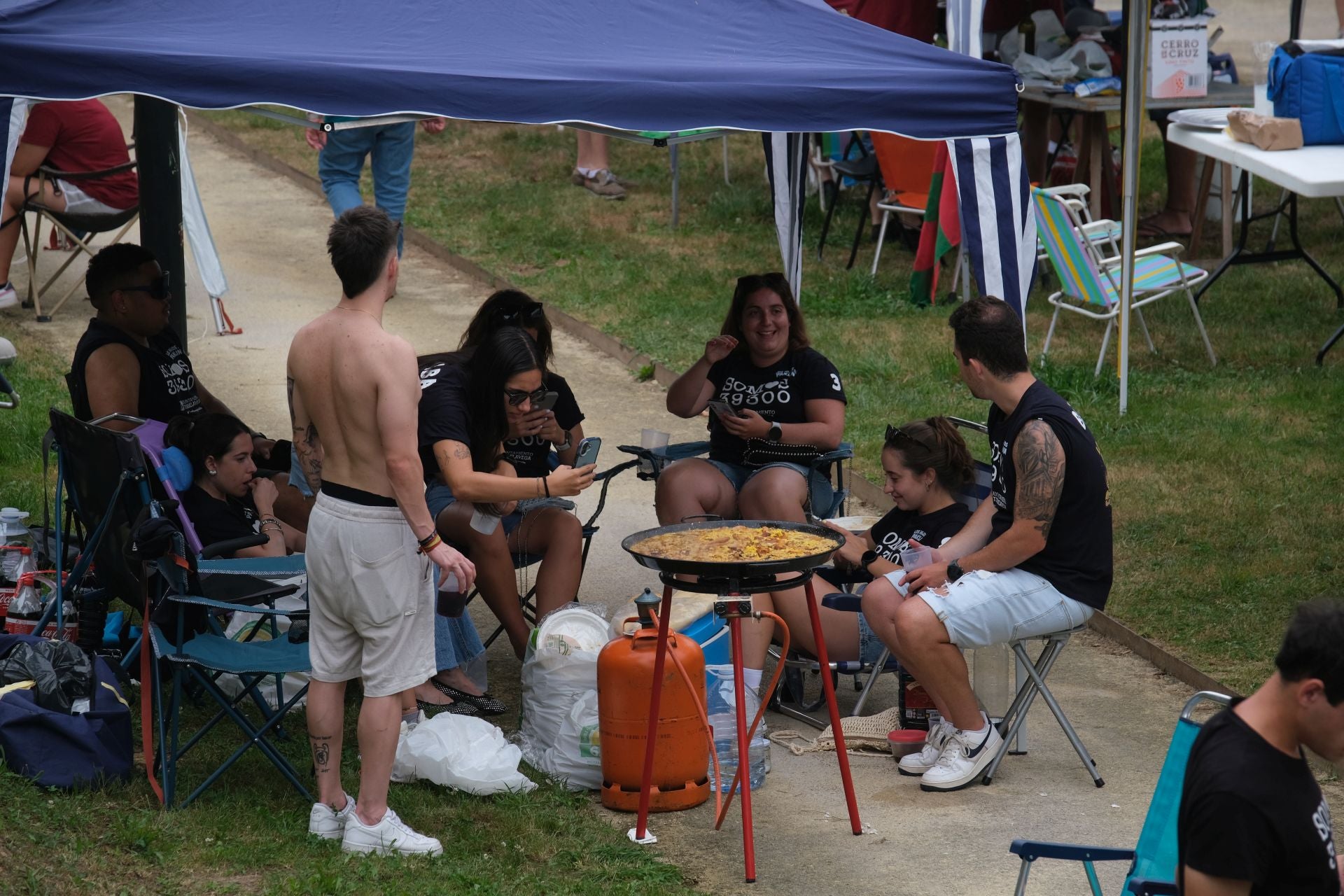Grupo de jóvenes cocina el arroz para presentarlo al jurado.