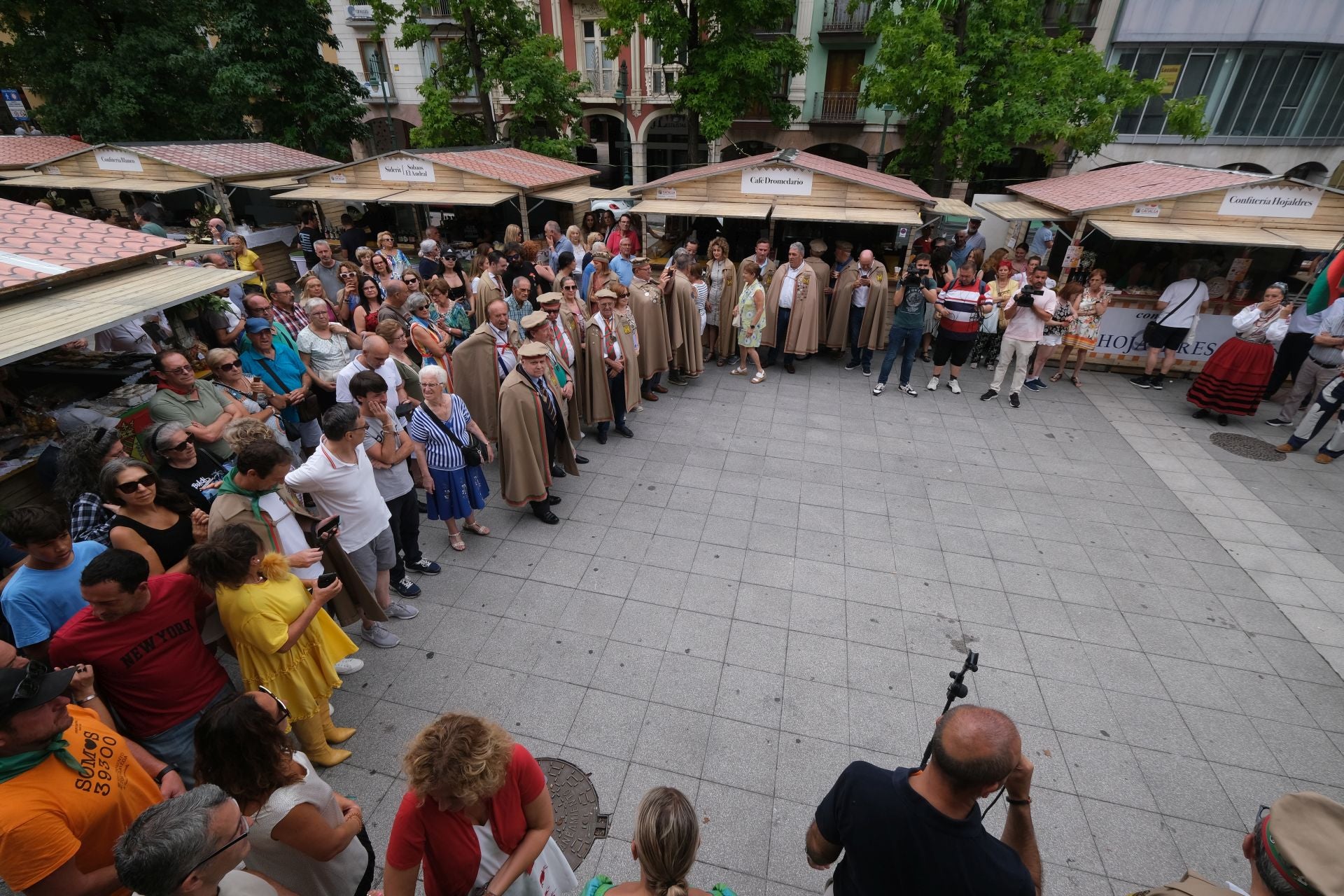 El público, acompañado de la Cofradía del Hojaldre de Torrelavega, haciendo hueco para las actuaciones.