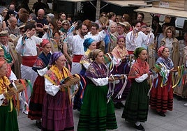 La Agrupación de Danzas Virgen de las Nieves actuando para los presentes