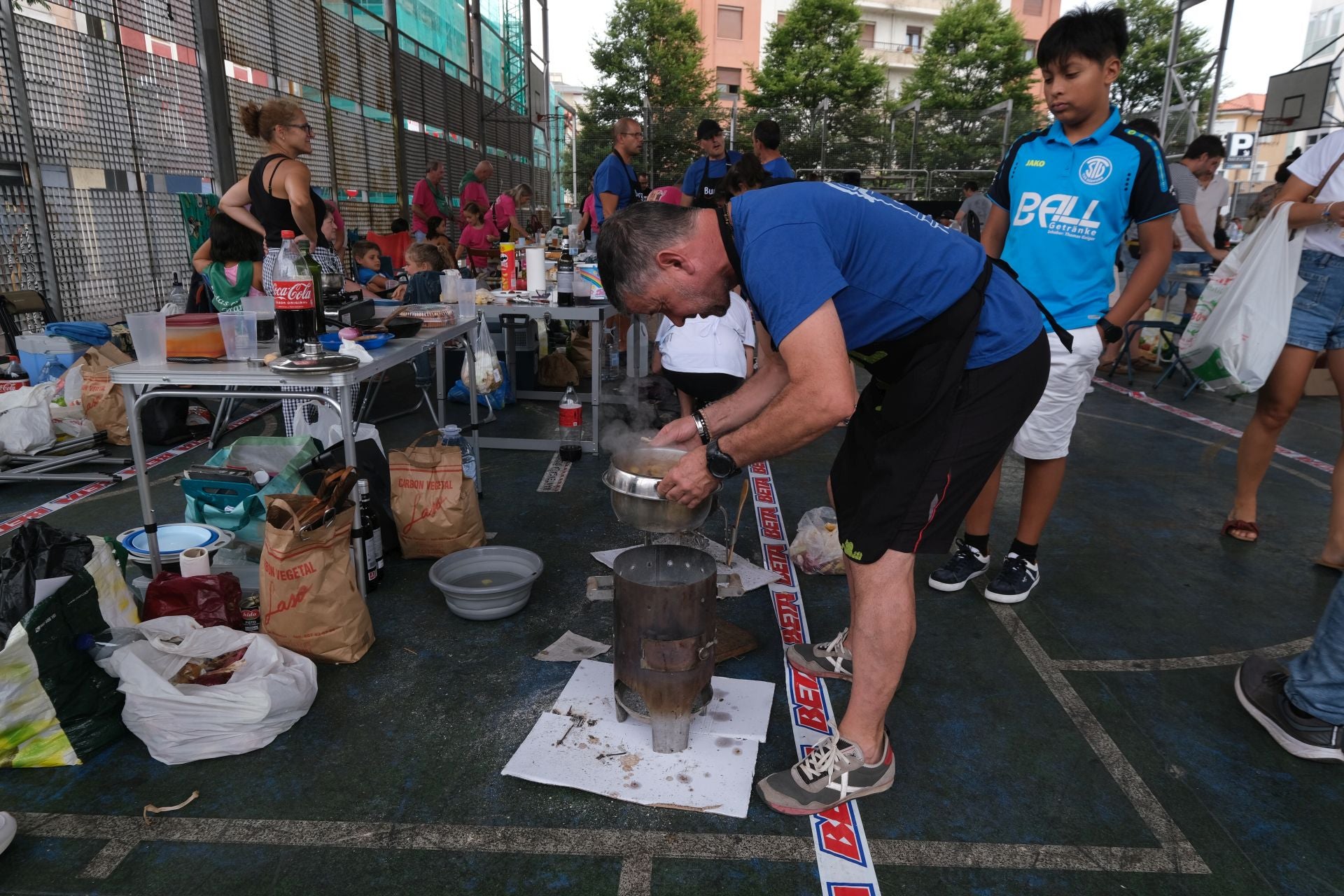 Olla ferroviarias escapando con un perfume intenso a guisos de carne, legumbres y especias.