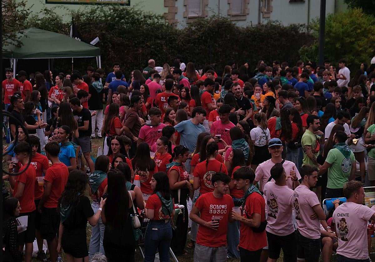 Decenas de vecinos y visitantes disfrutan del ambiente durante el Día de las Peñas, ayer, en el parque de Miravalles