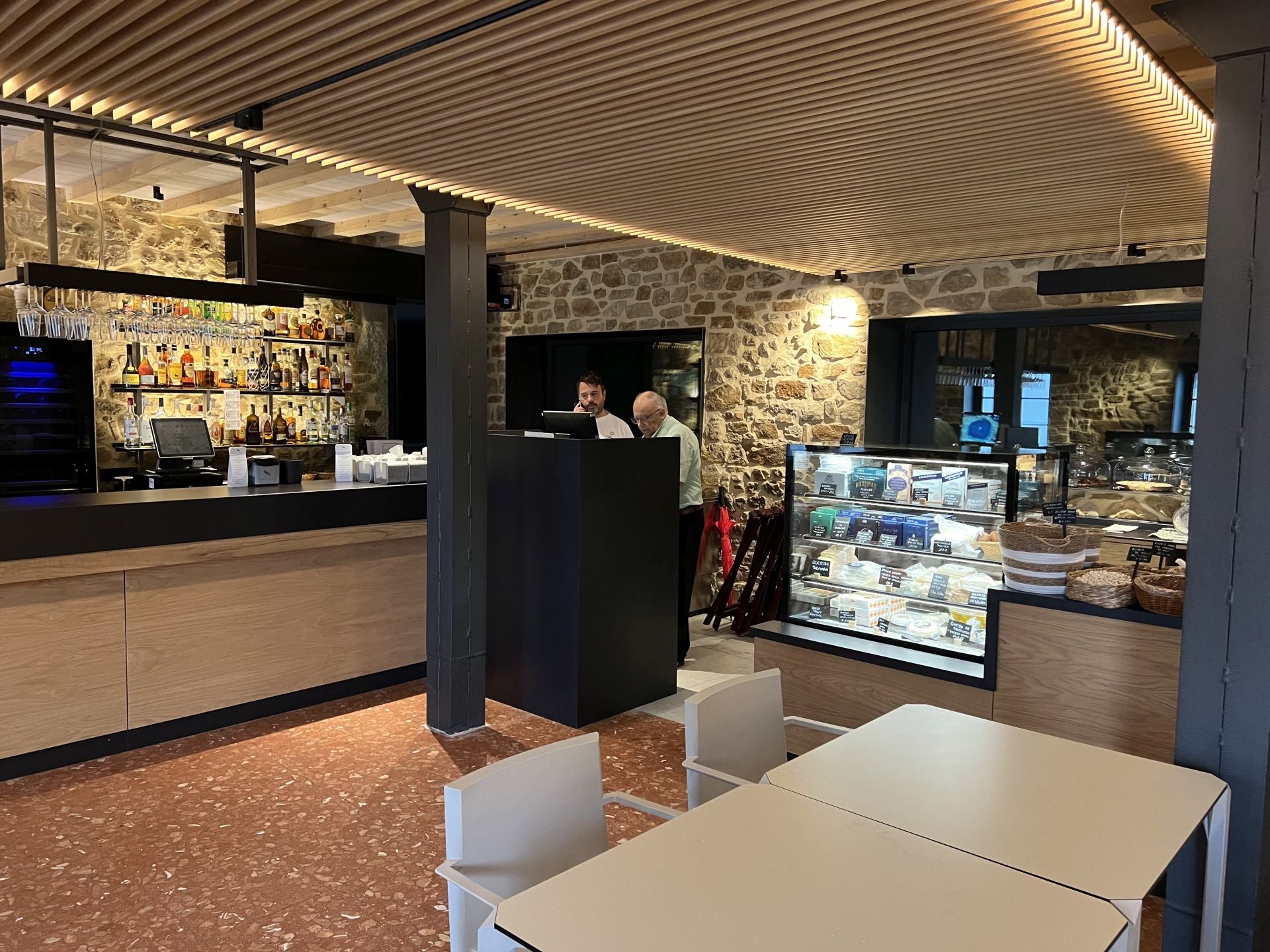 Nacho, junto con su padre, Toñín, lo primero que hace es mirar el libro de reservas para ver que le depara la jornada de hoy…, pero el teléfono comienza a sonar. Los más madrugadores tratan de conseguir una mesa, pero eso es casi casi misión imposible.