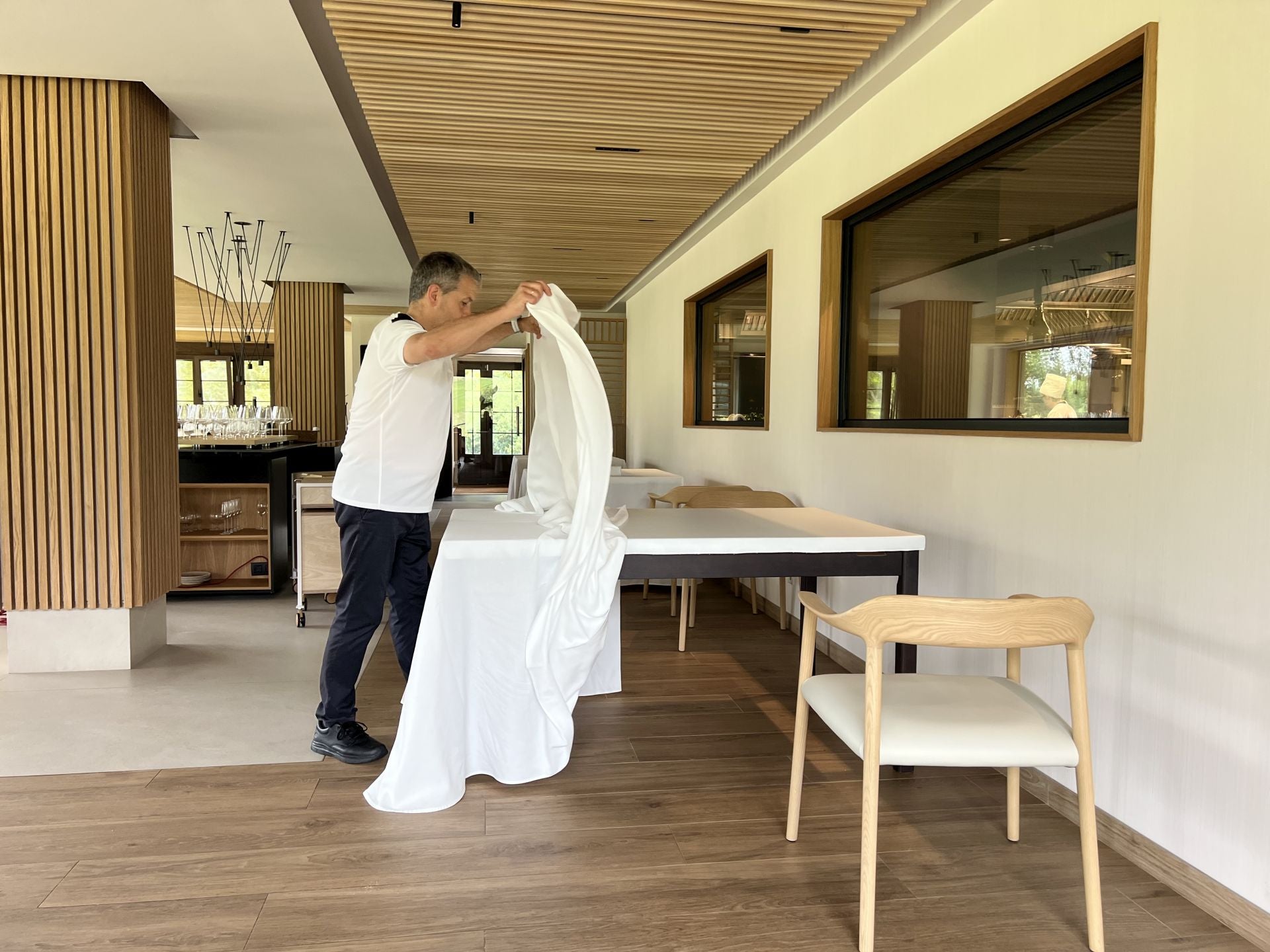 Algo antes de las doce, Alberto, uno de los miembros del equipo de camareros del restaurante gastronómico, se dispone a montar las mesas. Previamente, junto con Álvaro, las han colocado en función del número de reservas y de comensales.