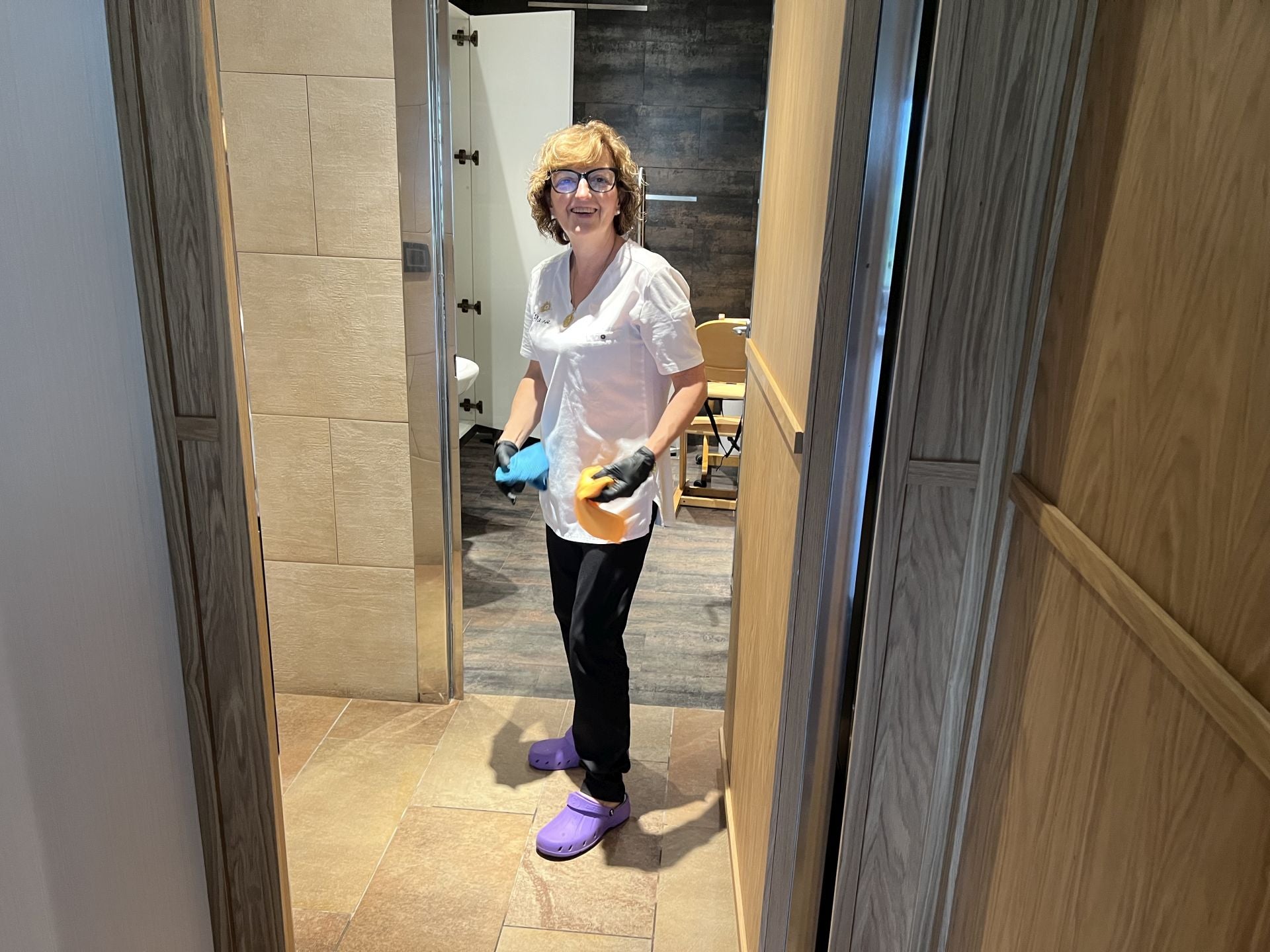 Marta, del equipo de sala del restaurante, se ocupa de que los baños estén impecables.