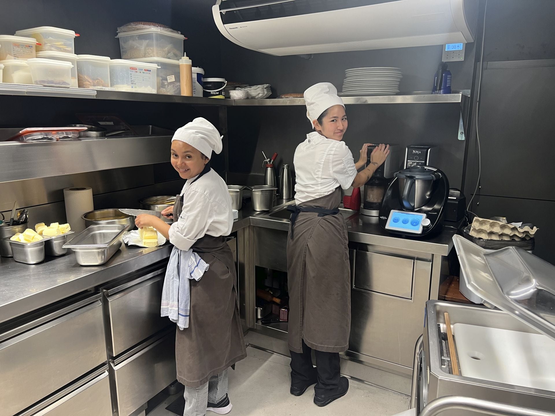 Keila y Ana, en el cuarto frío, donde preparan los postres y los petit fours. La primera es de Colombia, en concreto que Barranquilla y lleva seis meses en el restaurante, mientras Ana, que ya lleva un año en Solana, es argentina, de Rosario, aunque sus ojos rasgados delatan que son padres son chinos.