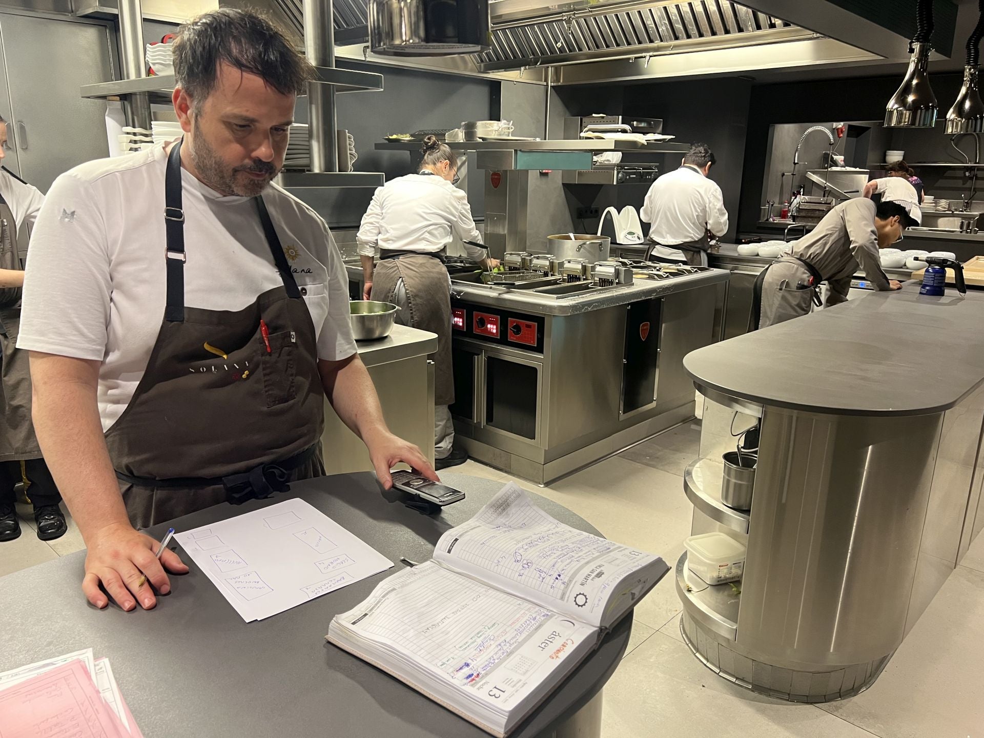 El chef Nacho Solana pendiente del libro de reservas y de los horarios de cada una de ellas.