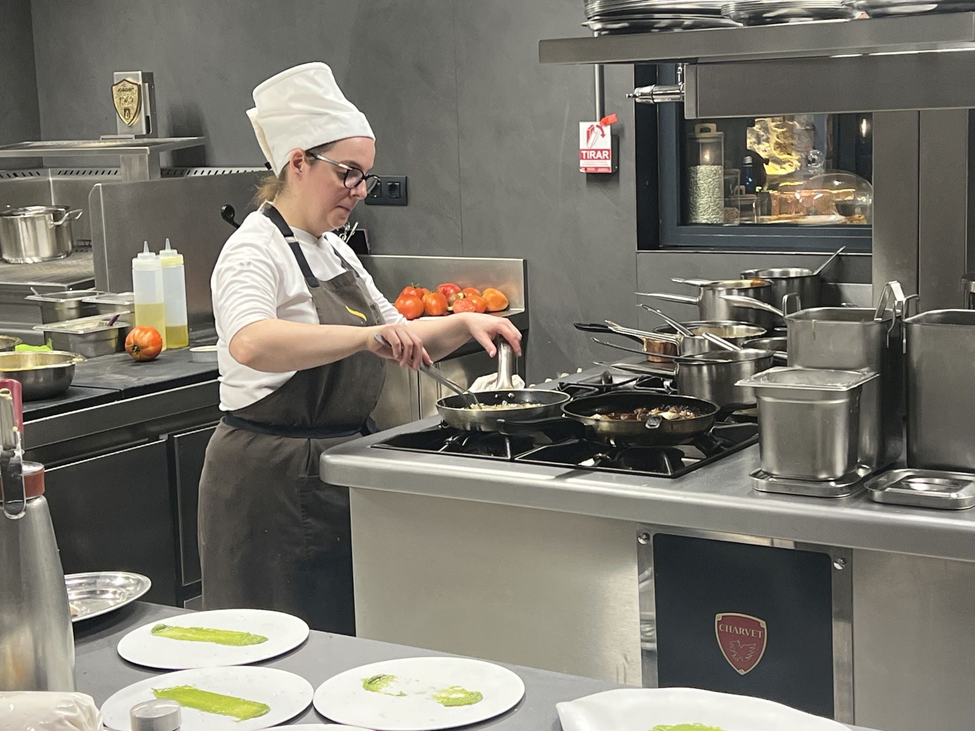 Cristina culmina la preparación de los últimos platos del mediodía del restaurante gastronómico.