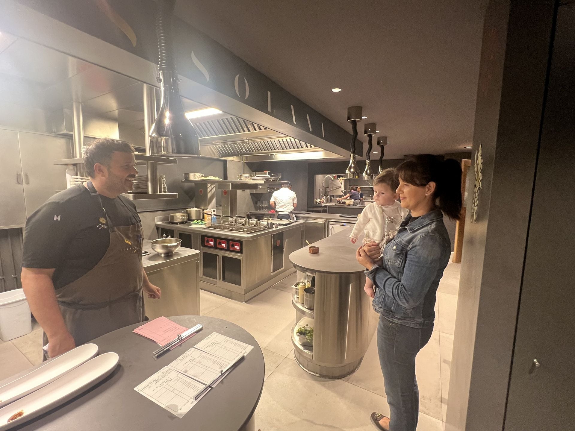 A última hora del día se acerca por el restaurante la mujer de Nacho, Noelia Hermosilla, con Vega, la hija de ambos, de apenas seis meses. Es el momento emotivo del día, ya que el verano no deja mucho tiempo para disfrutar de la familia. A partir de ese momento, Vega se convierte en la atracción del restaurante. Todo el equipo tiene gestos cariñosos con ella, a los que responde con una sonrisa.