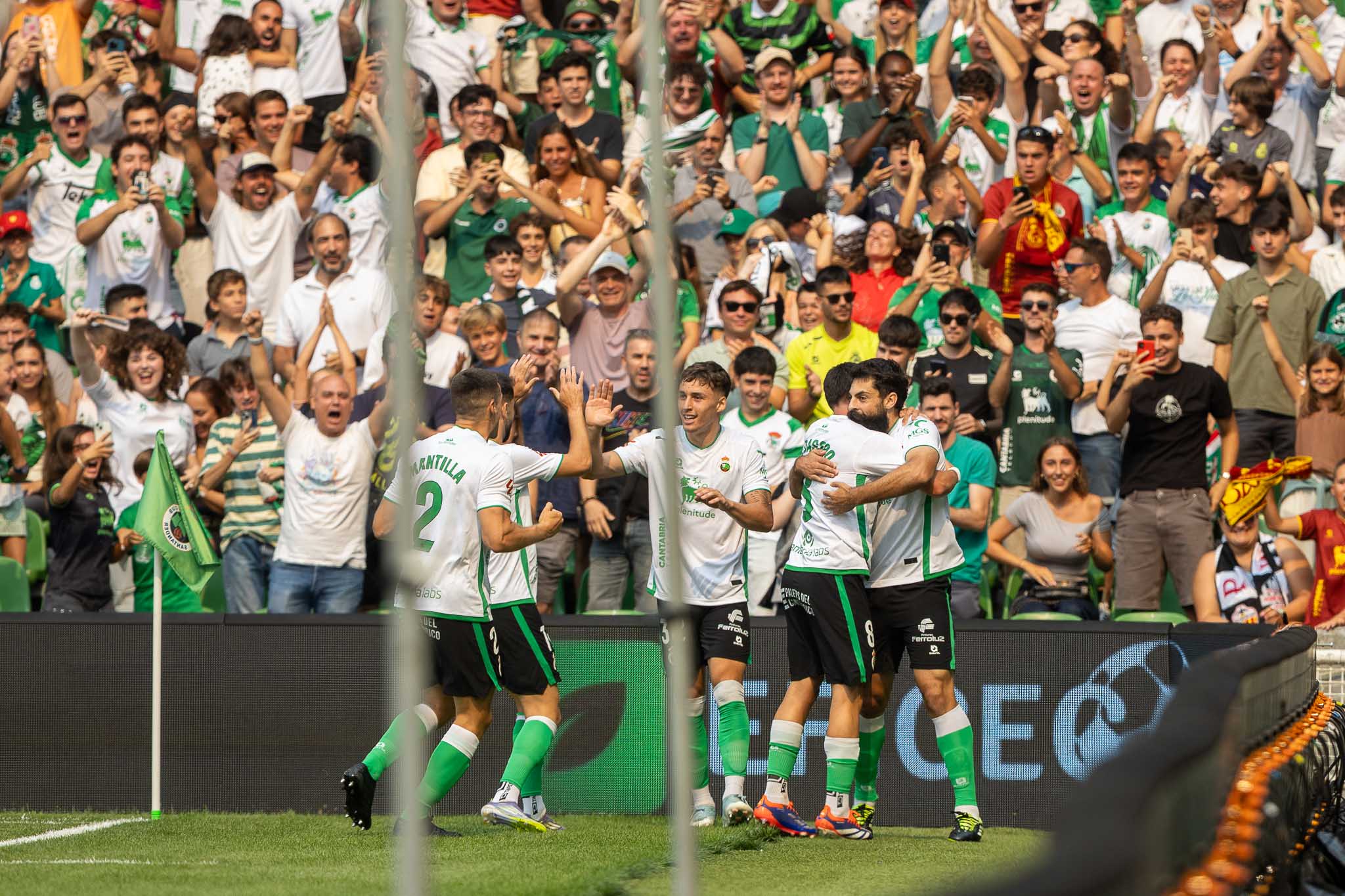 Los jugadores del Racing celebran el primer gol, obra de Villalibre. 