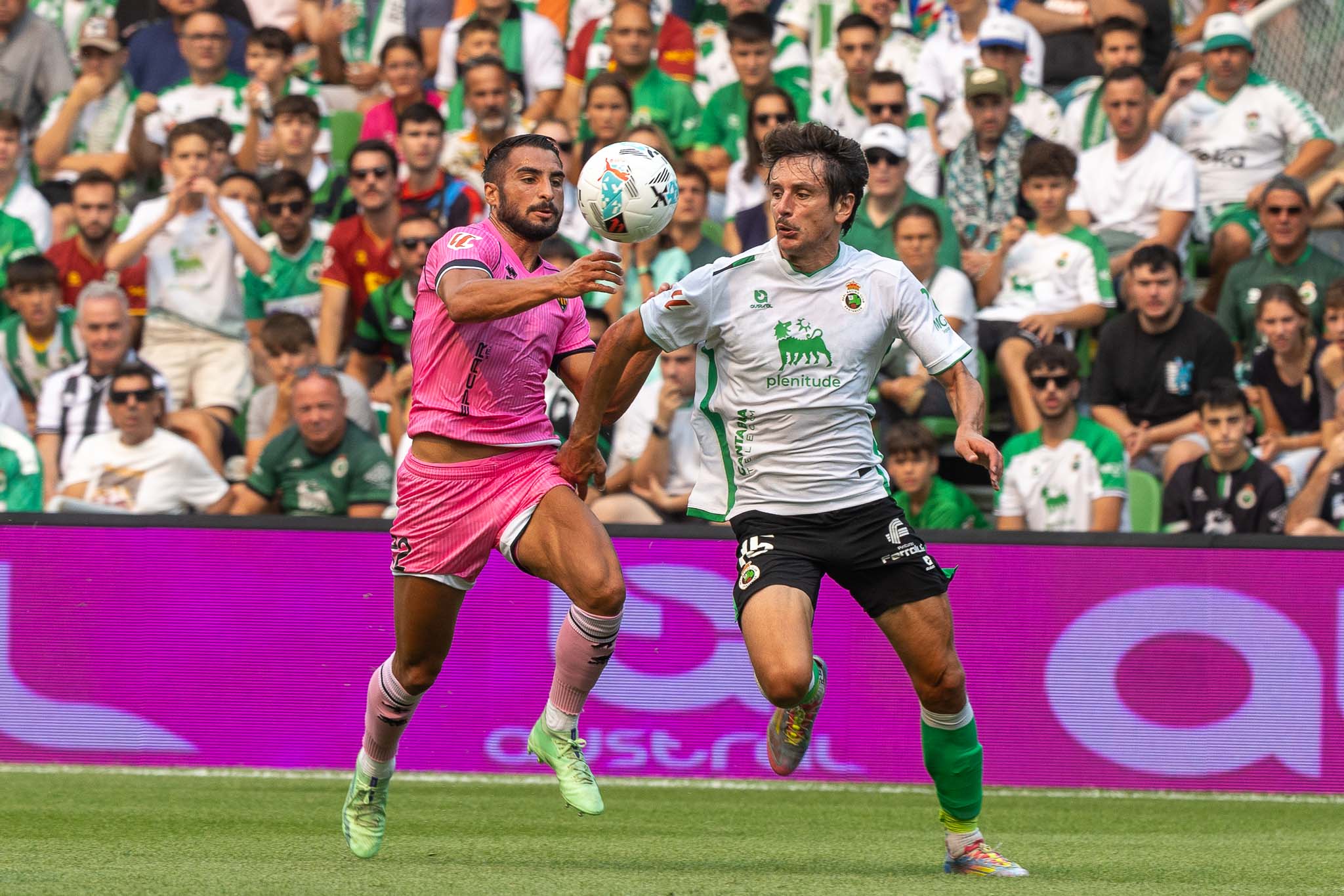 Marco Sangalli pugna por el balón con Mellot. 