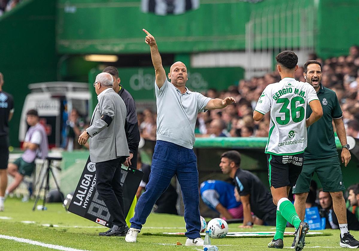 José Alberto, junto a Pablo Álvarez, llama a Yeray, mientras Sergio Martínez se prepara para entrar.