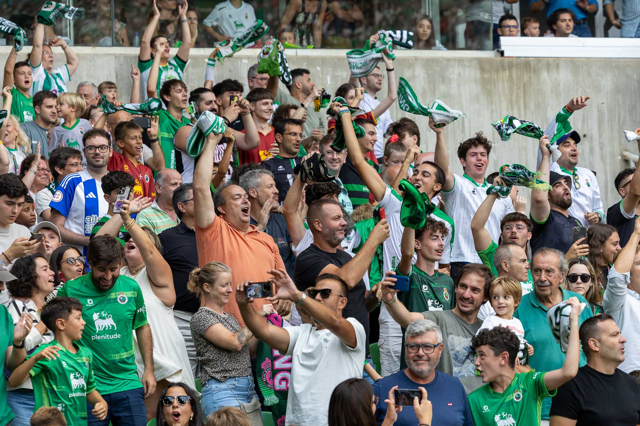 La afición verdiblanca celebra el segundo gol del Racing. 