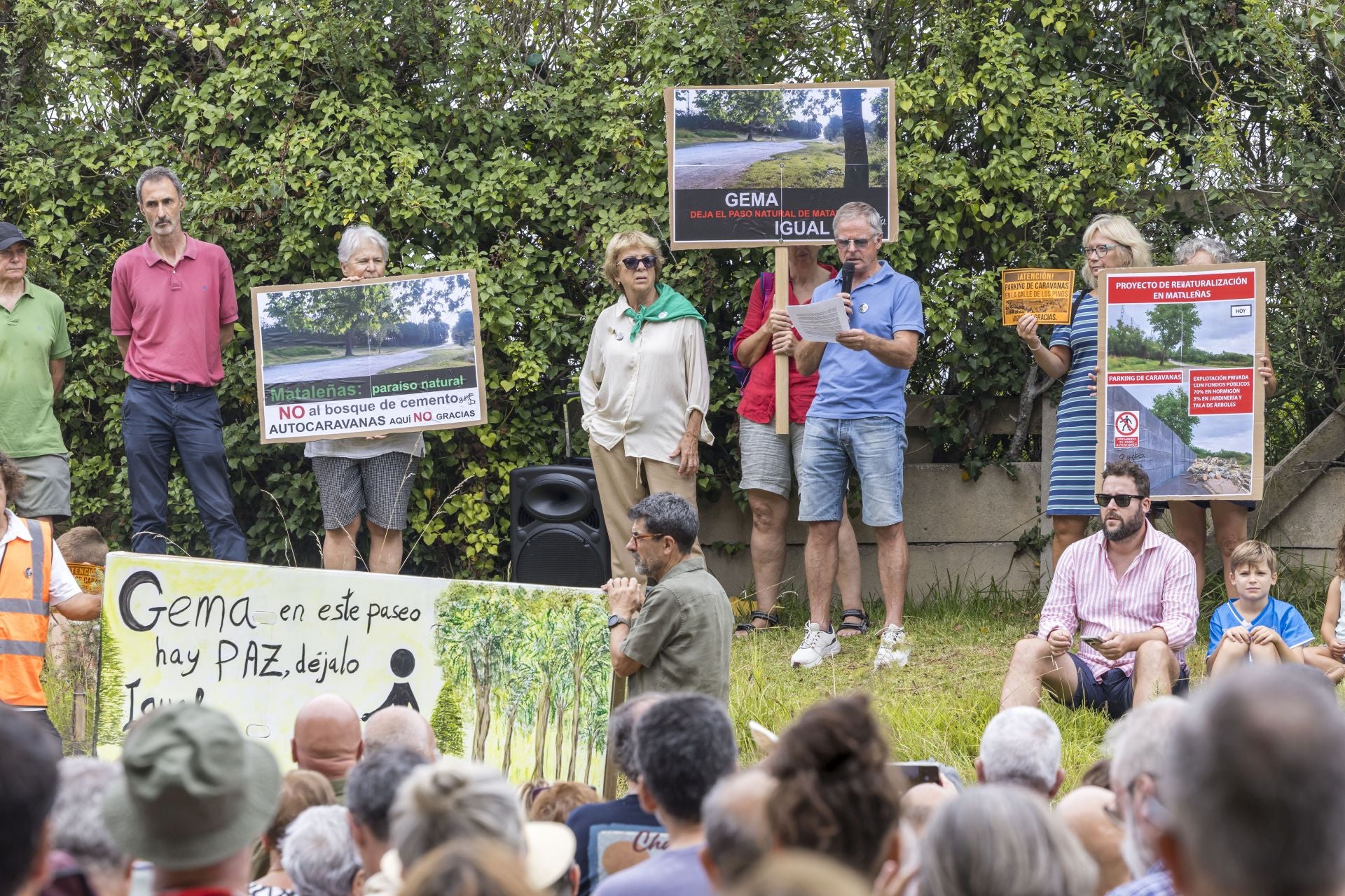 Los miembros Comisión para la Defensa de Mataleñas mientras hablaban durante el acto.