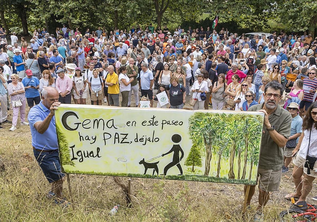 Cientos de vecinos se han dado cita en el aparcamiento del campo de golf en Mataleñas.