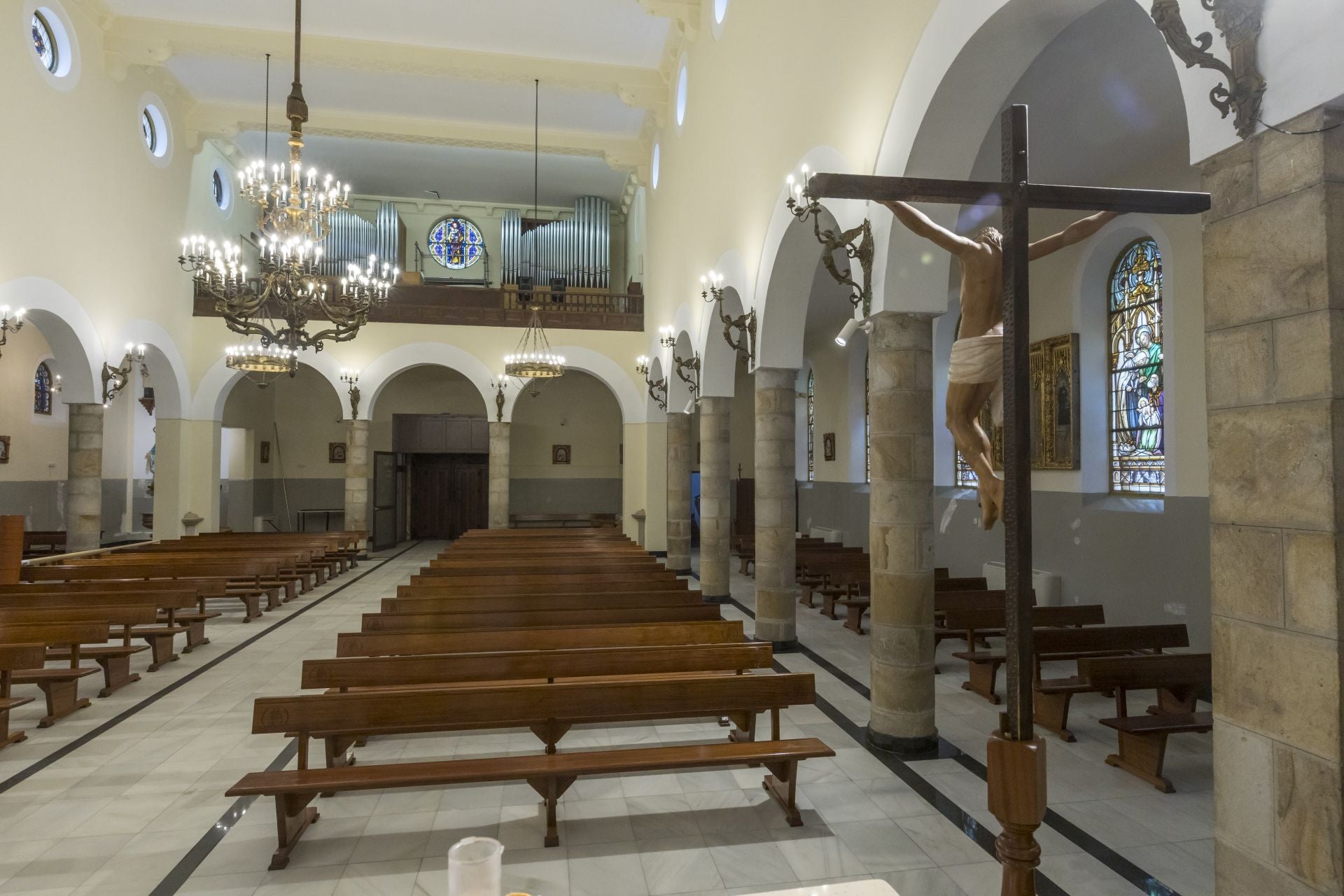 La iglesia ha sido pintada y las vidrieras restauradas. 