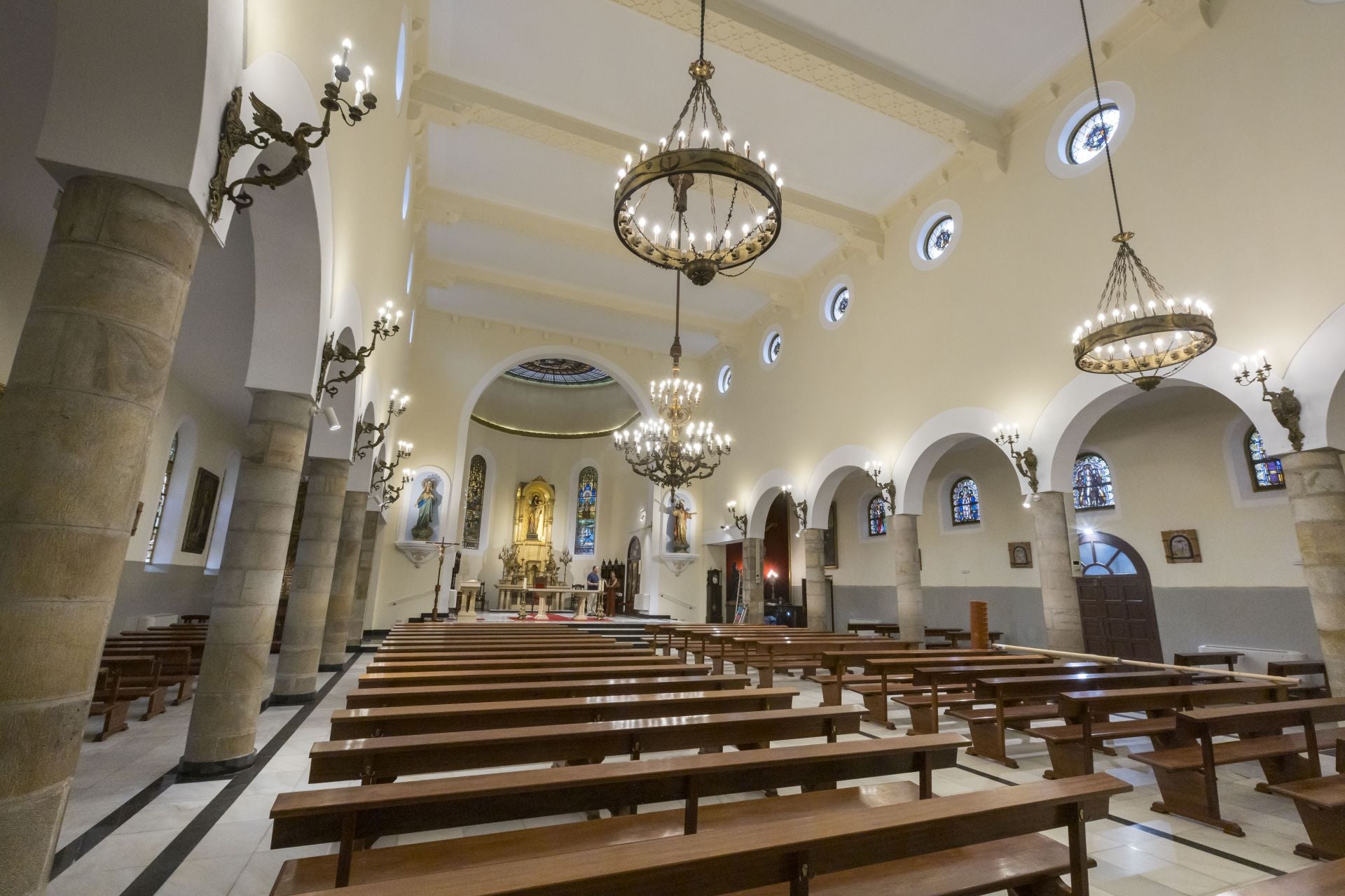 Los tragaluces aportan mucha iluminación a todo el templo