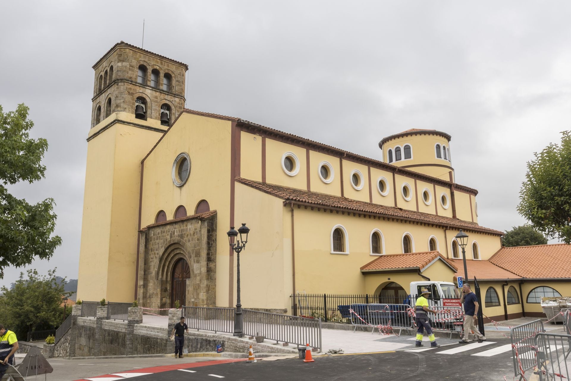 Los obreros realizan labores de última hora en el exterior de la iglesia de San José. 