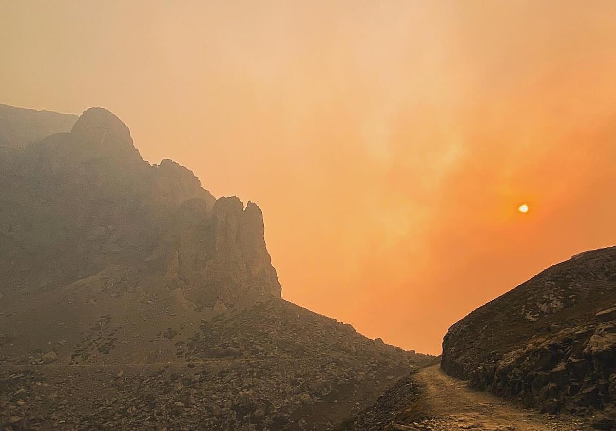 El humo envuelve los Picos de Europa