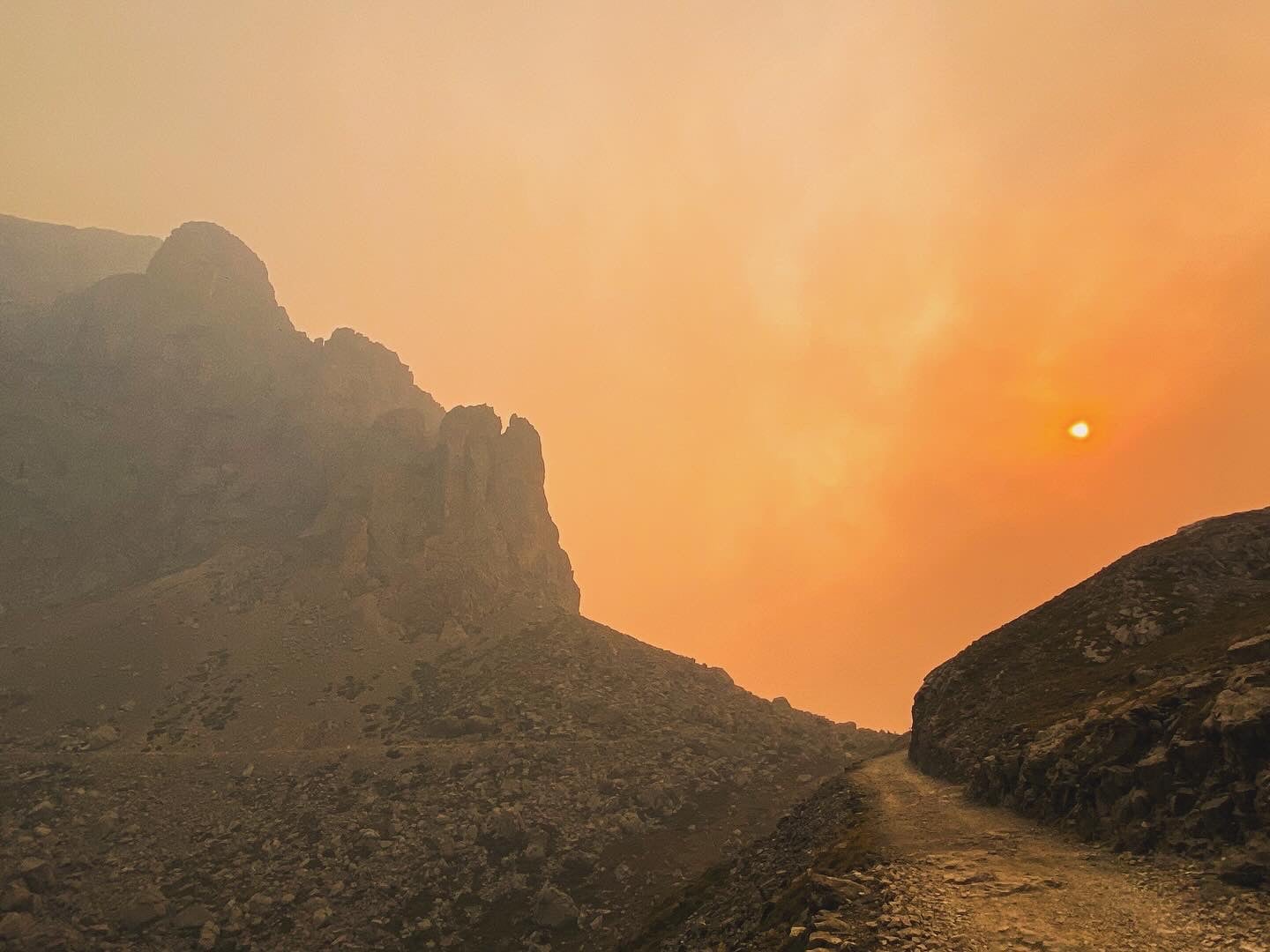 El humo deja un intenso color rojo en el cielo.