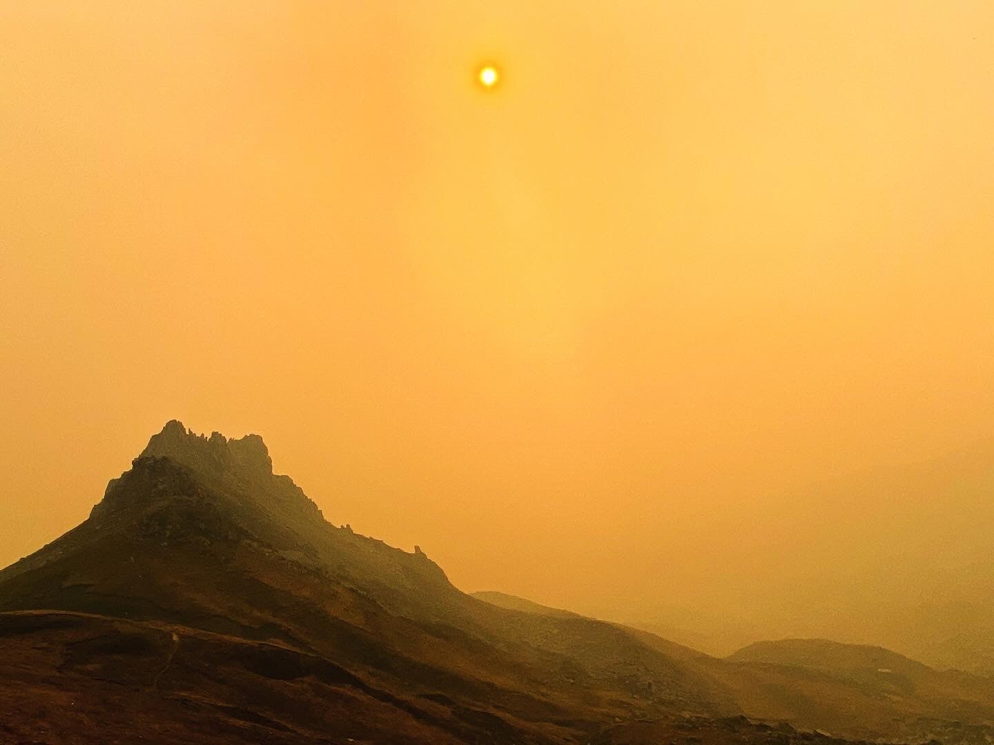 El humo envuelve los Picos de Europa
