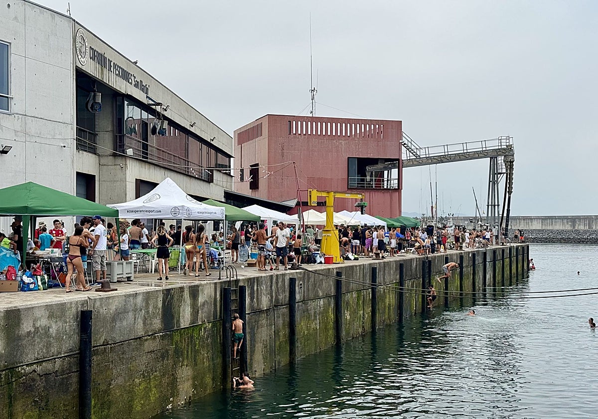 Las carpas de las cuadrillas se adueñan del puerto y algunos disfrutan de un baño.