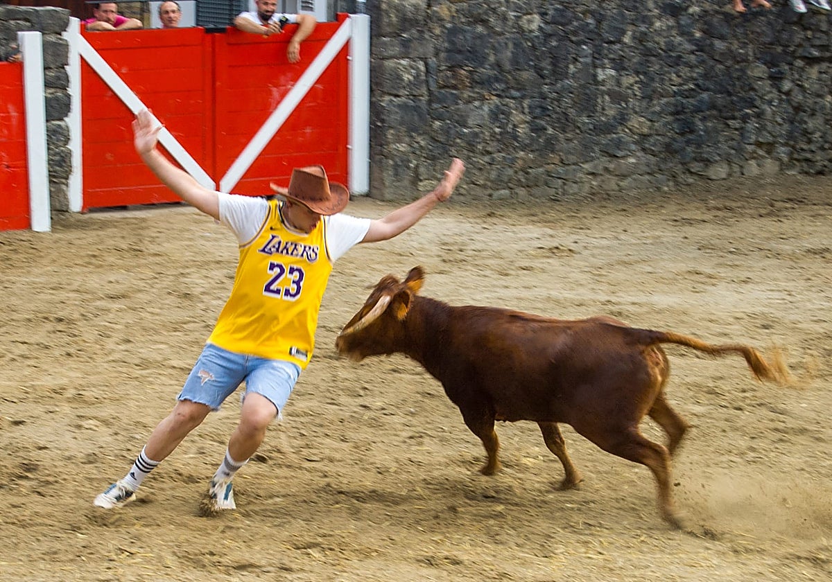 Héctor Argos con la vaca de Antonio Bañuelos.