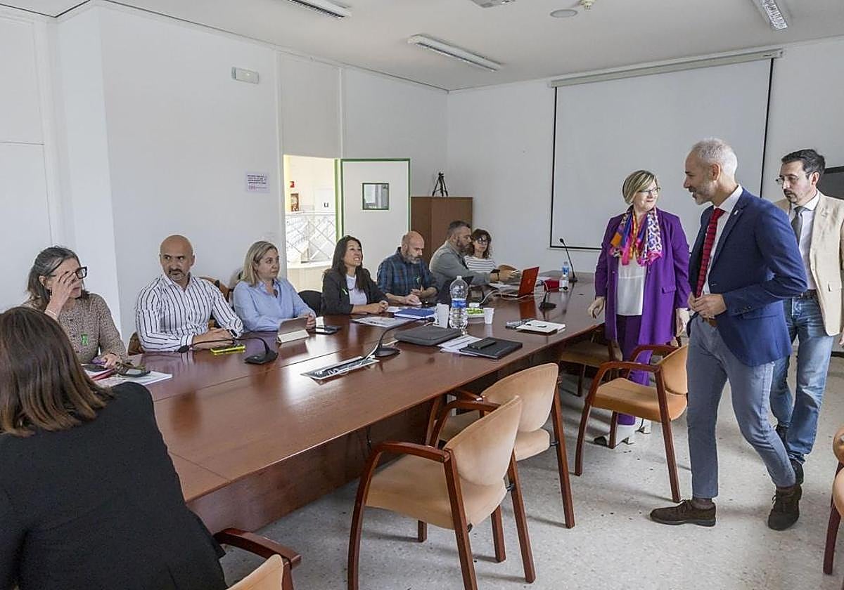 Sergio Silva se reúne con miembros de la Junta de Personal Docente en la sede del Consejo Escolar