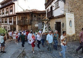 La Virgen de Valmayor es llevada en andas por las calles de Potes camino de su santuario