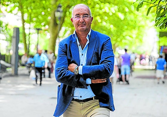 El secretario general de Coercan, Gonzalo Cayón, posa en la Alameda de Oviedo de Santander.