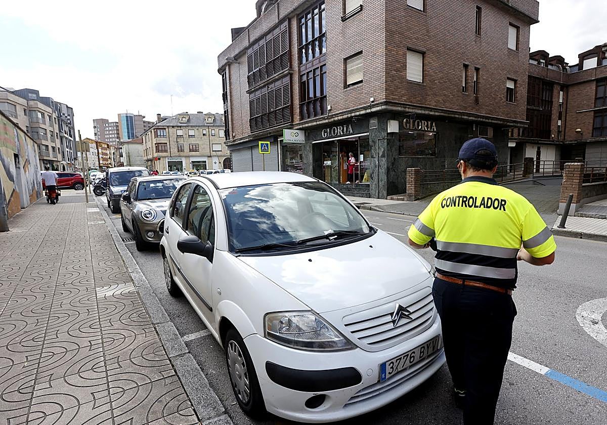 Un controlador de la ERA en la calle Augusto G. Linares.