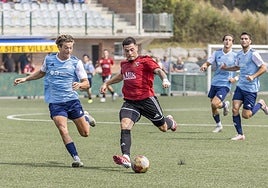 Guerrero conduce el balón y Losa trata de cortar su avance.