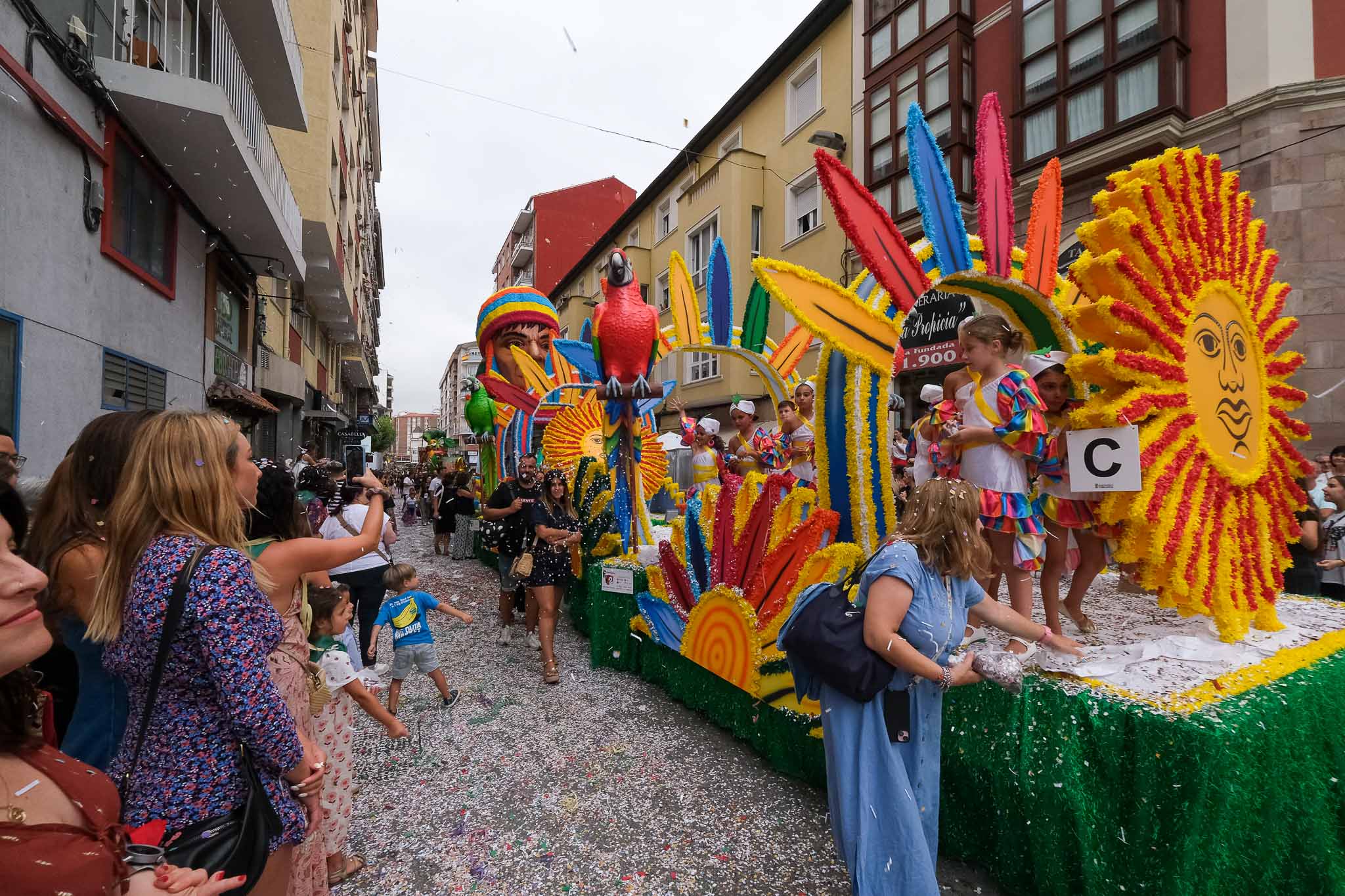 Los cuartos clasificados, 'Abanicos florales', también dinamizaron la Avenida de España con un diseño con colores en tonos de arcoiris.