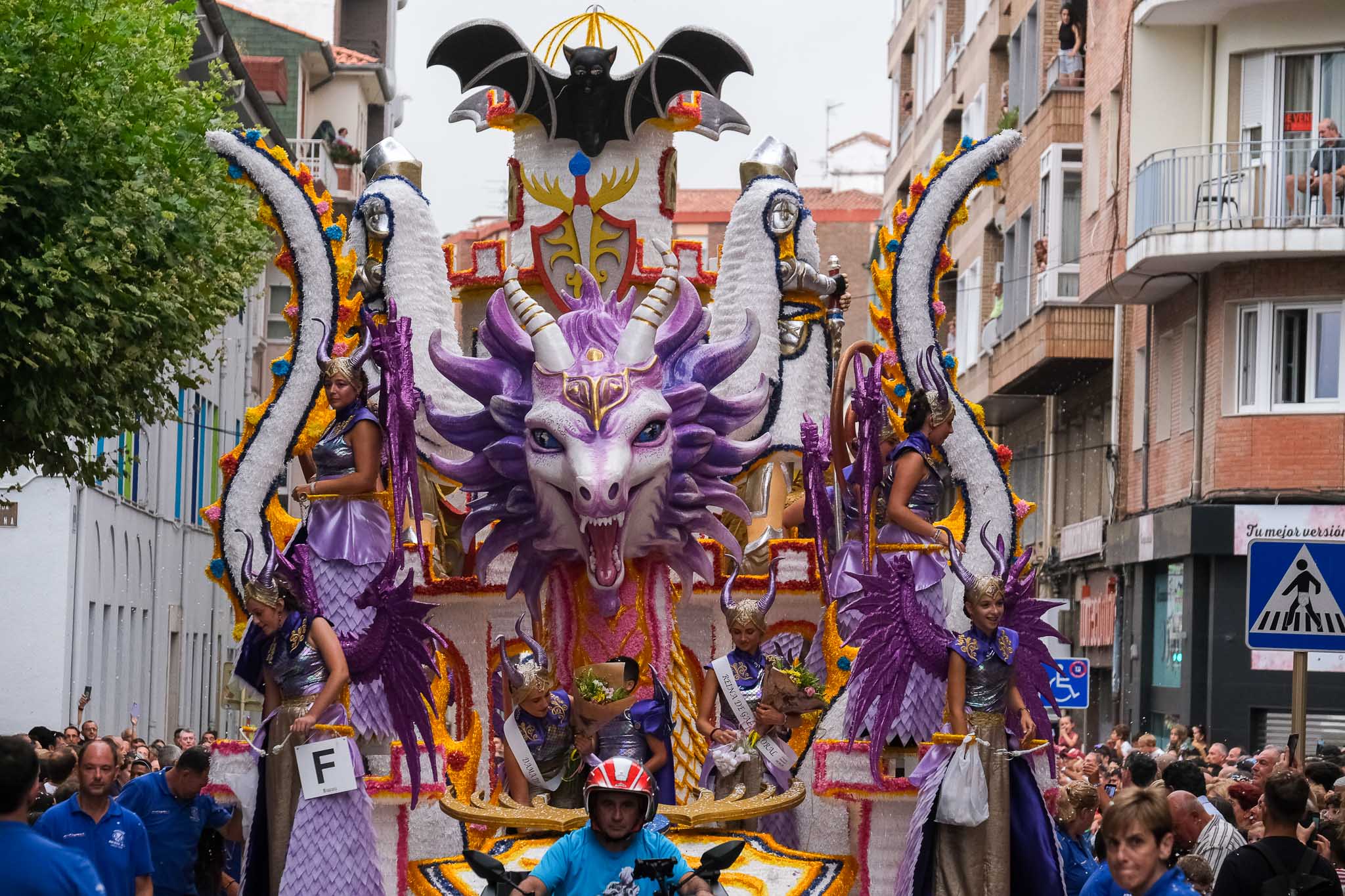 La carroza 'Saphira', una de las más espectaculares de todo el desfile, se abre paso por el centro de Torrelavega. 