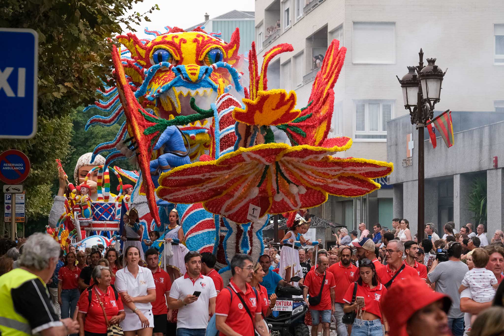 Con tonos azules y rojos, 'Pandora' se erigió ganadora de esta Gala Floral de 2025.
