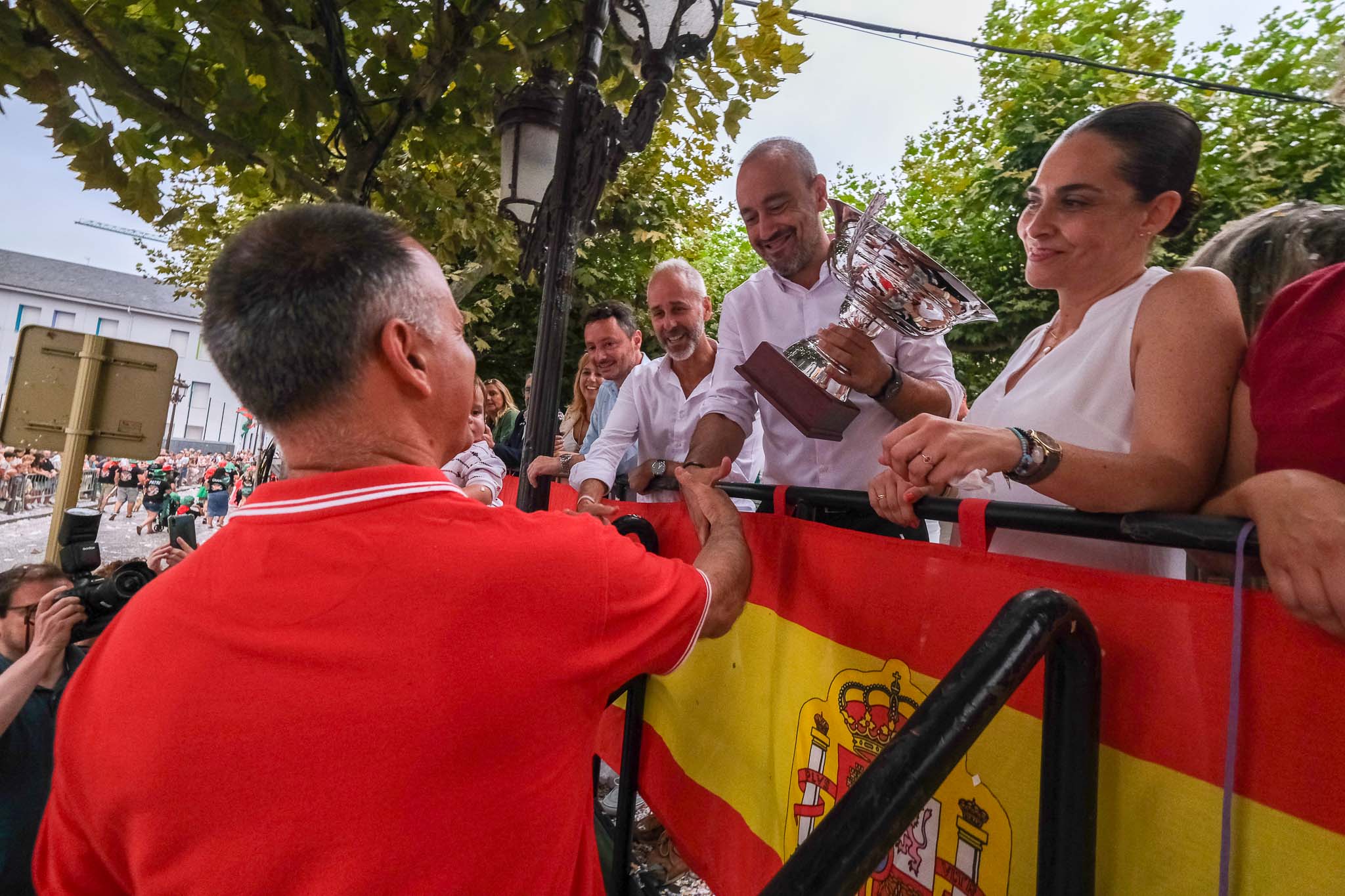 El alcalde, Javier López Estrada, entrega el trofeo a los responsables de Francis 2.