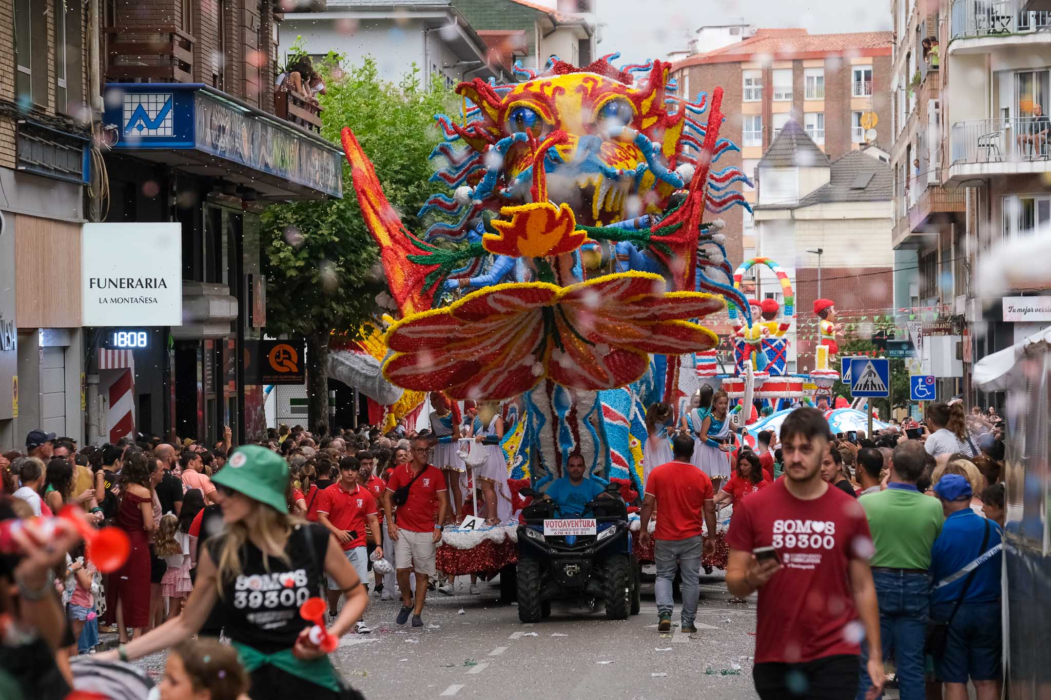 La Gala Floral ha comenzado a las seis de la tarde en la Avenida de España, ante la mirada de miles de personas. 