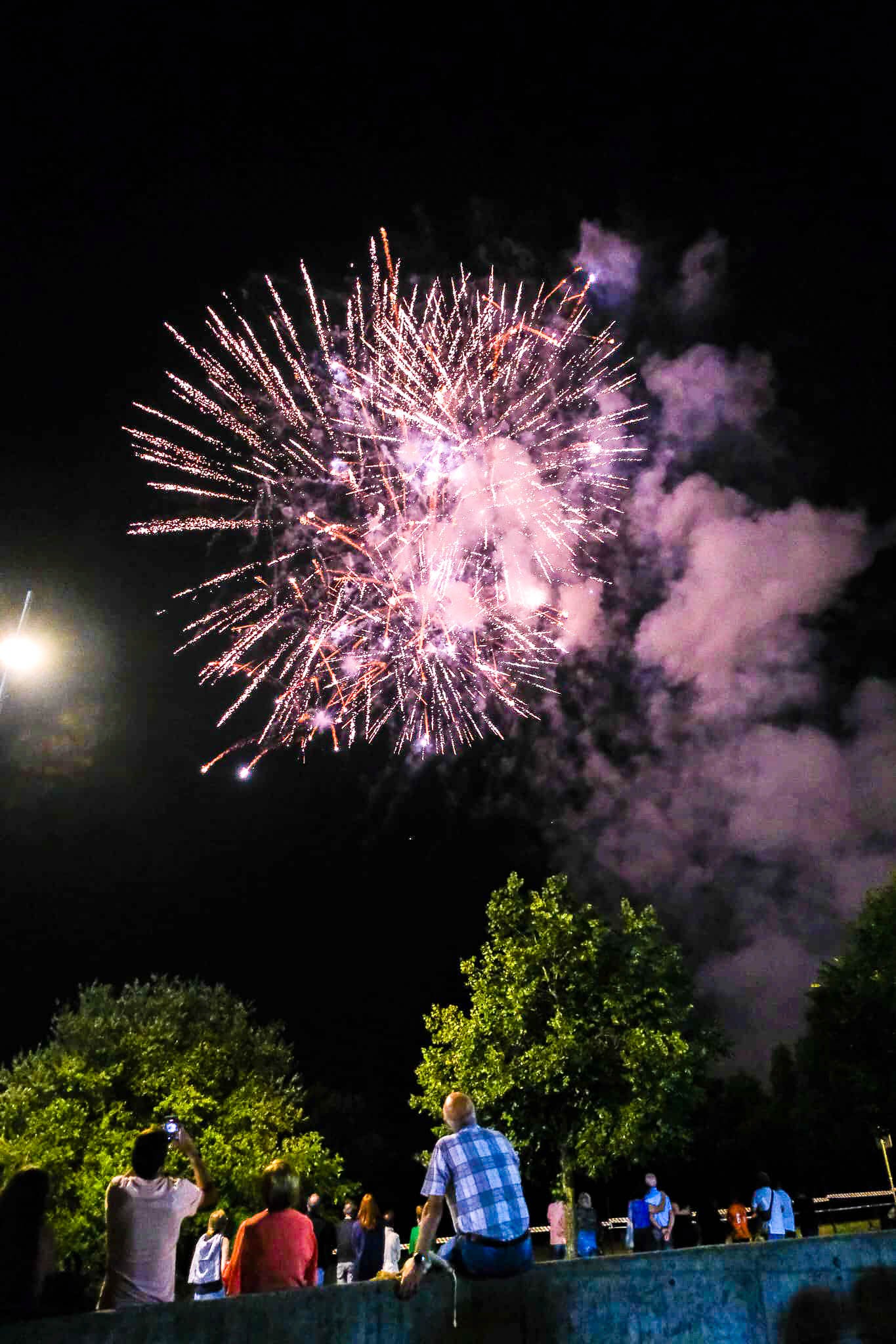 Alumbran el comienzo del adiós a La Patrona y seguramente mucho más. El adiós a unos días de reencuentros, a una etapa de reflexión, a un ser querido... 