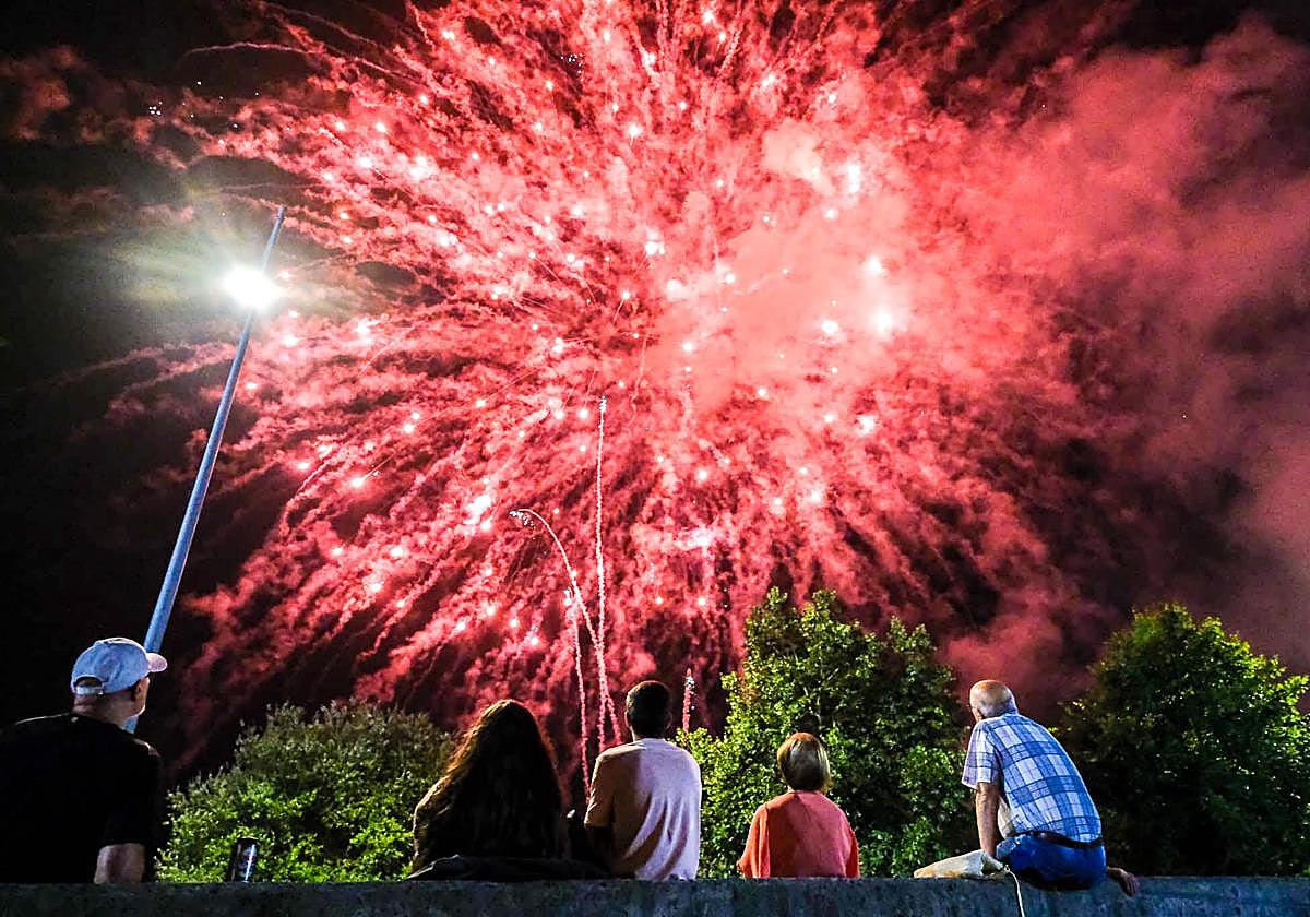 Los fuegos alumbran el adiós a La Patrona