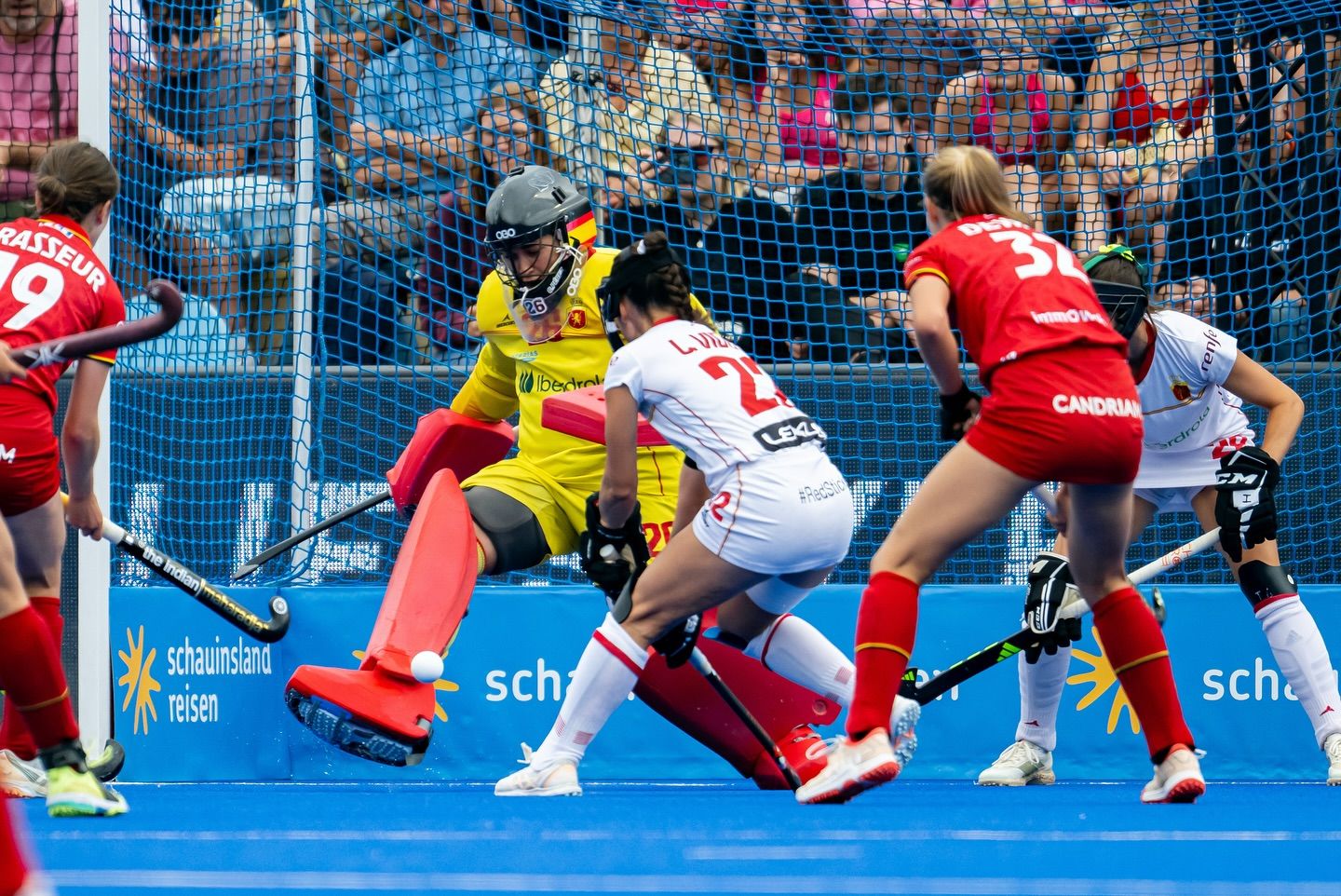 Clara Pérez detiene una bola en el encuentro ante Bélgica.