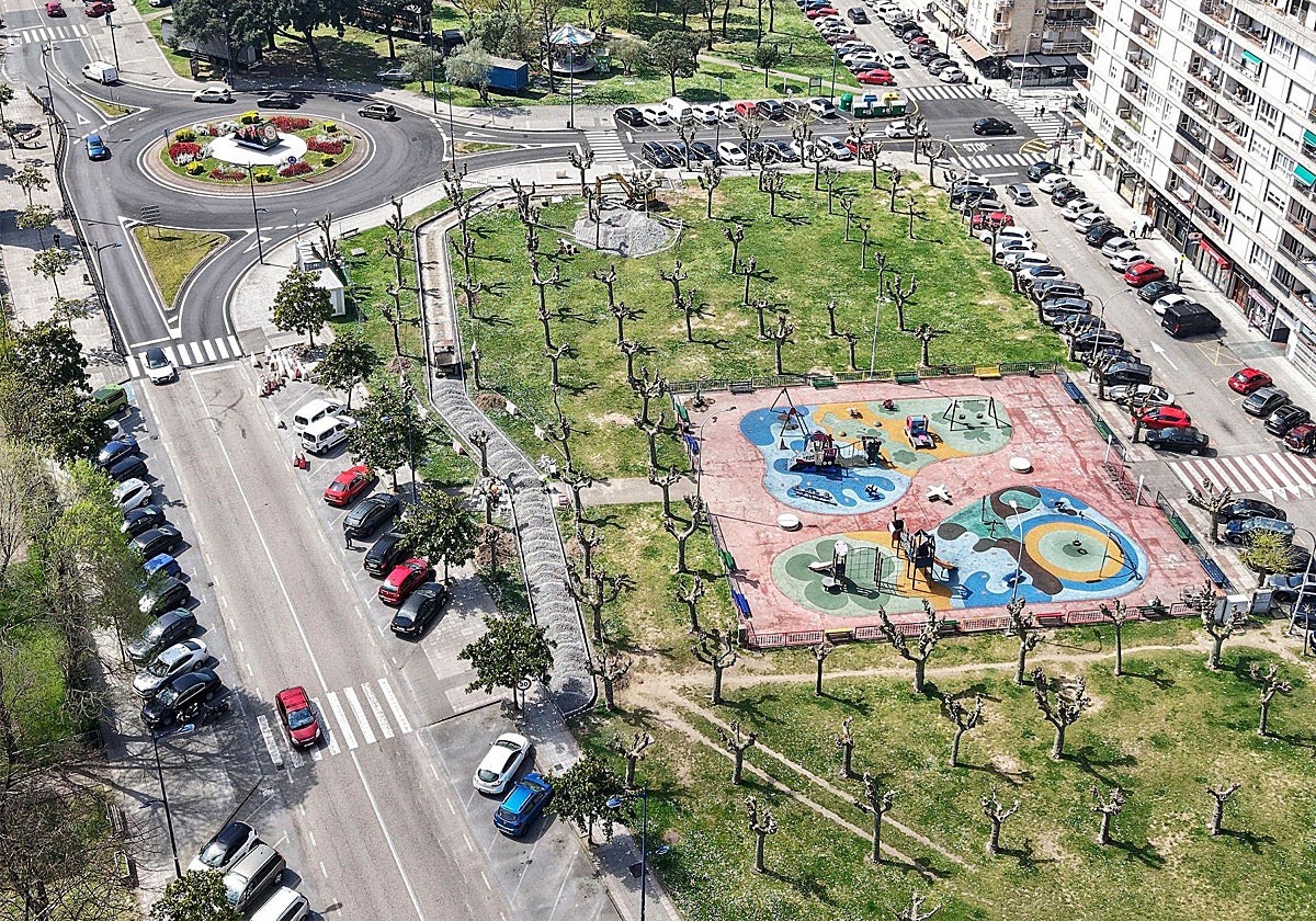 El parque a la derecha, sobre la alameda de Laredo, que será cubierto.