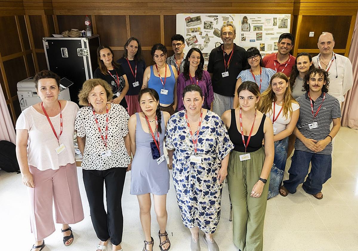 Seila Fernández Arconada, en el centro, junto al grupo de alumnos, de diversos perfiles, que participaron en el curso desarrollado en la UIMP.