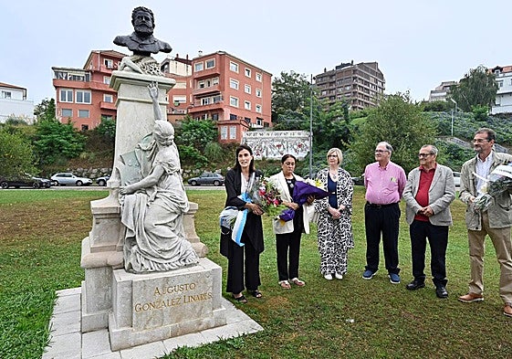 El monumento a Augusto G. de Linares, en la explanada de Gamazo, donde se hizo la ofrenda floral.
