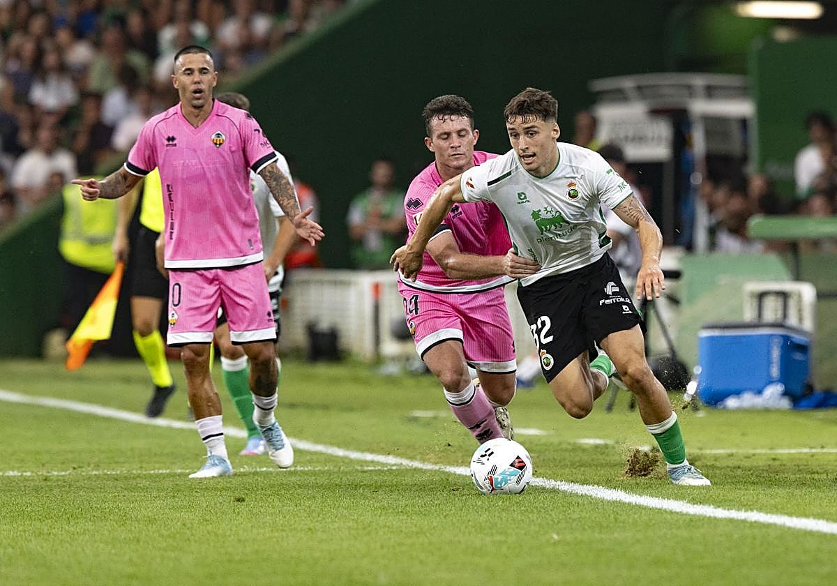 Jorge Salinas conduce el balón y Sergio Sanchís, del Castellón, trata de frenarlo