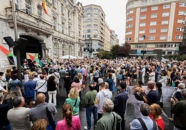 Contración en la Plaza del Ayuntamiento de Santander contra el parking de autocaravanas de Mataleñas.